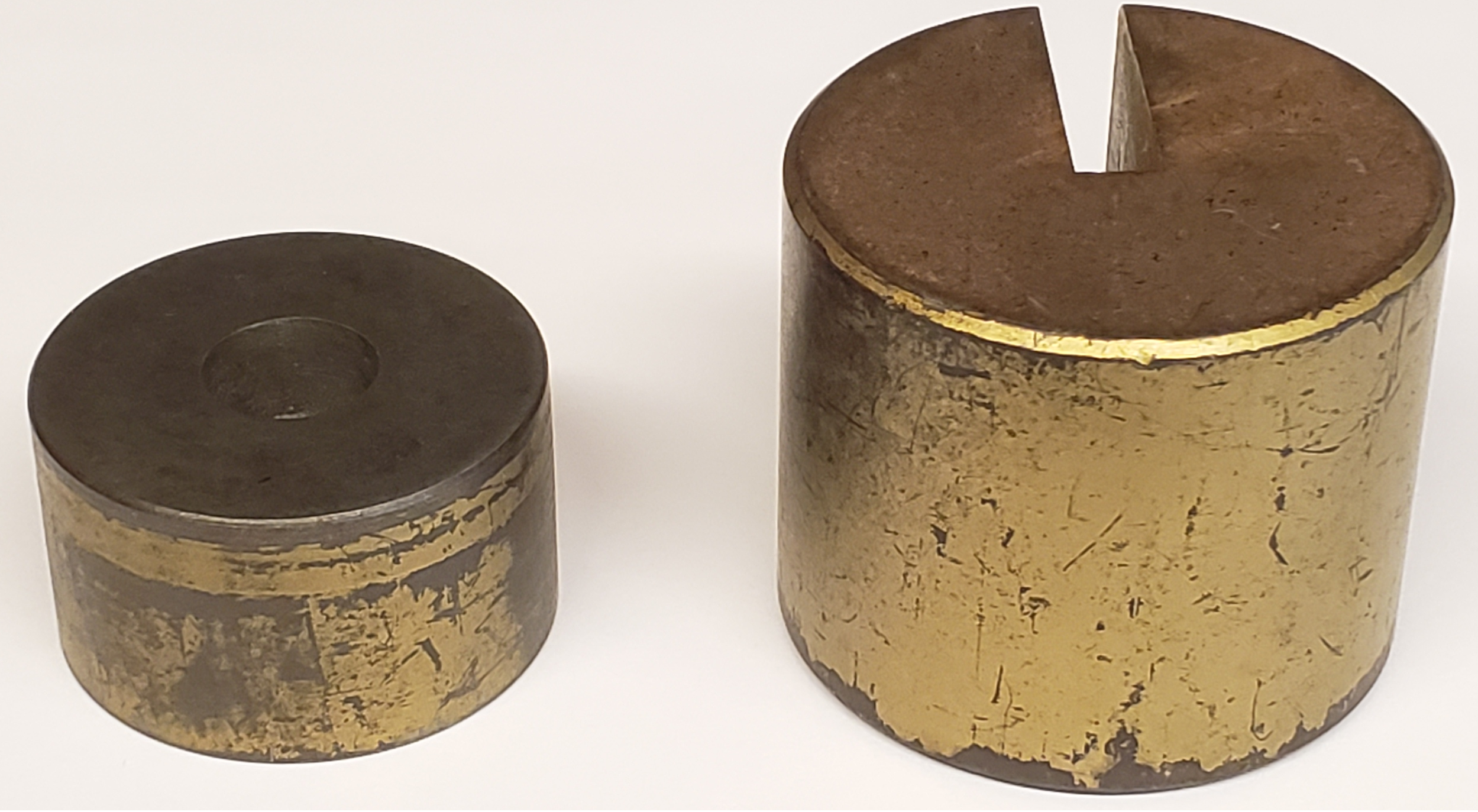 Example of small and large spacers used to incline the air track. Remember to put the black plastic footer (not shown) on top of the spacers.